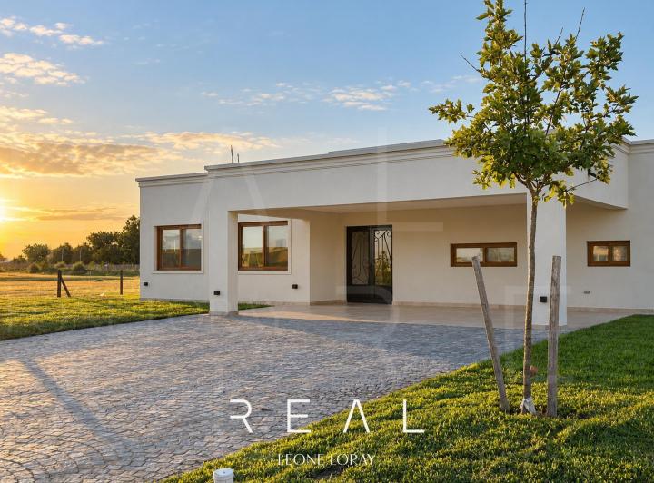 Casa · 200m² · 5 Ambientes · 2 Cocheras
