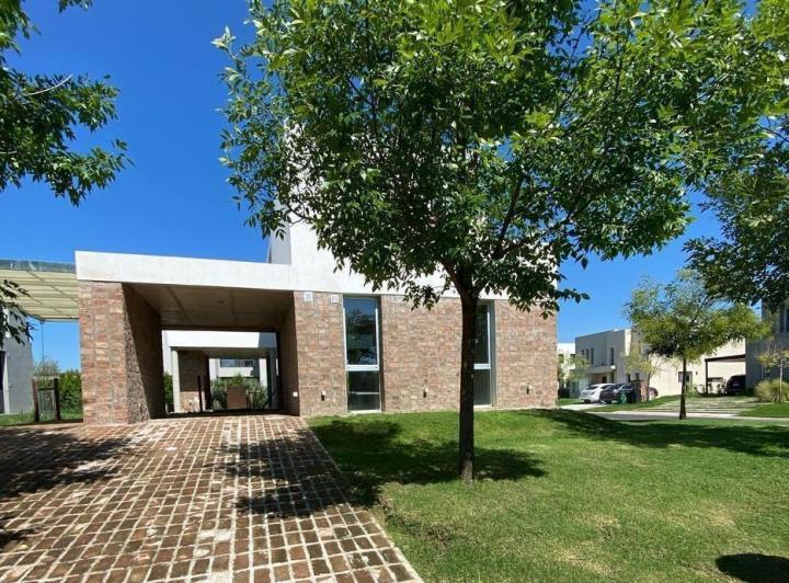 Casa · 174m² · 4 Ambientes · 2 Cocheras