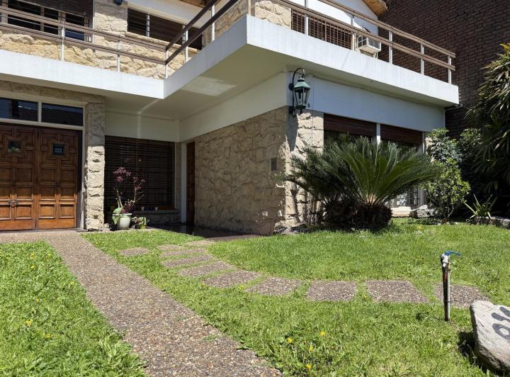 Casa · 440ha · 6 Ambientes · 3 Cocheras