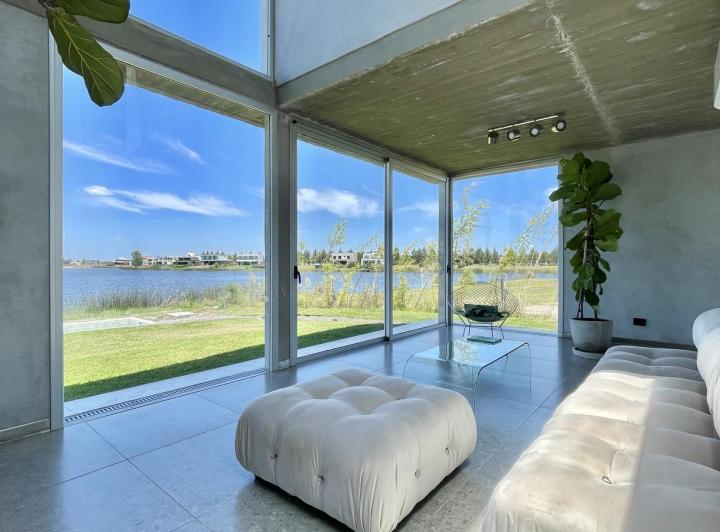Casa · 240m² · 7 Ambientes · 4 Cocheras