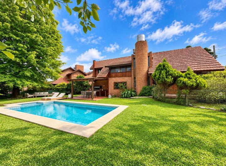 Casa · 160m² · 4 Ambientes · 2 Cocheras