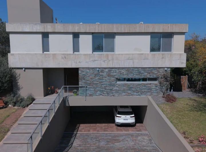 Casa · 407m² · 10 Ambientes · 3 Cocheras