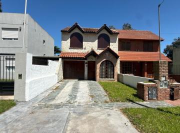 Casa · 120m² · 4 Ambientes · 1 Cochera · Casa - 4 Ambientes - Jardín - Los Pinares