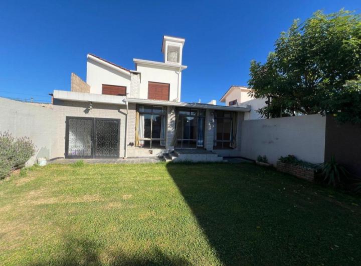 Casa · 194m² · 6 Ambientes · 2 Cocheras