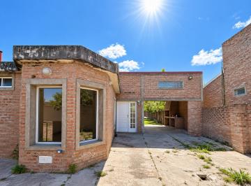 Casa · 750m² · 7 Ambientes · 2 Cocheras · Venta Casa, 3 Dorm., Garage, Patio, Quincho, Álvarez, Santa Fe.