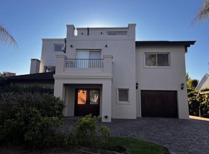 Casa · 353m² · 7 Ambientes · 2 Cocheras