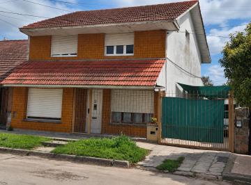 Casa · 251m² · 4 Dormitorios · 3 Cocheras · Venta Casa de 4 Ambientes Mas Departamento en Barrio 9 de Julio