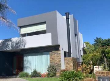 Casa · 858m² · 4 Ambientes · 3 Cocheras · Casa en Venta en Fincas de Iraola I – 3 Dorm., Piscina Climatizada y Amplio Jardín