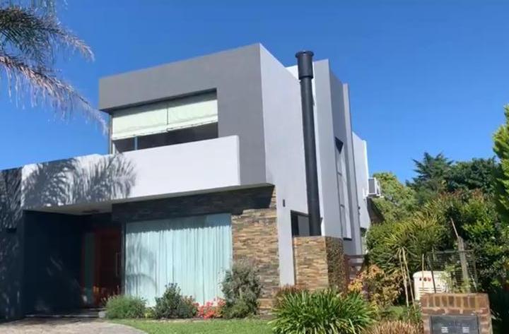 Casa · 858m² · 4 Ambientes · 3 Cocheras