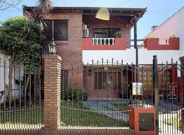 Casa · 152m² · 6 Ambientes · 1 Cochera · Casa 4 Dorm con Pileta Cochera Parque 300 m² Lote