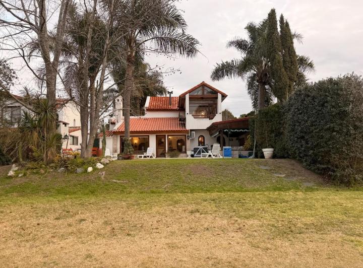 Casa · 157m² · 4 Ambientes · 2 Cocheras