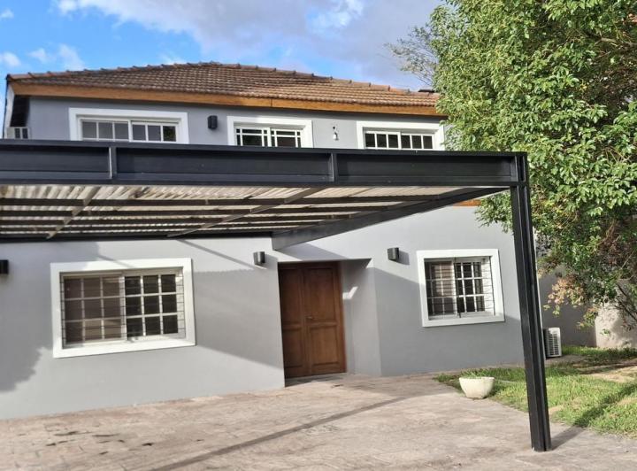 Casa · 219m² · 5 Ambientes · 1 Cochera