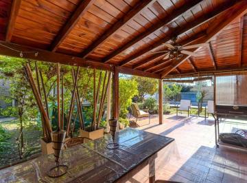 Casa · 155m² · 6 Ambientes · 1 Cochera · Casa 6 Amb en Venta con Pileta y Parrilla C. Evita