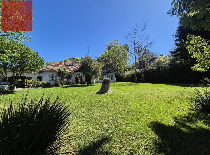 Casa · 323m² · 5 Ambientes · 2 Cocheras