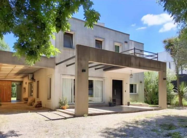 Casa · 215m² · 6 Ambientes · 3 Cocheras