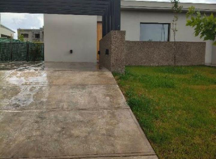 Casa · 204m² · 8 Ambientes · 2 Cocheras