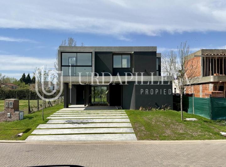 Casa · 252m² · 7 Ambientes · 2 Cocheras