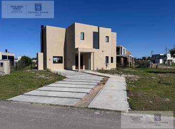 Casa · 165m² · 4 Ambientes · 3 Cocheras · Casa Moderna a La Laguna con Pileta Parrilla Galeria en Barrio El Ensueño