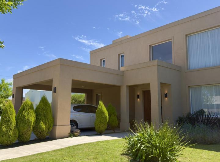 Casa · 185m² · 5 Ambientes · 4 Cocheras