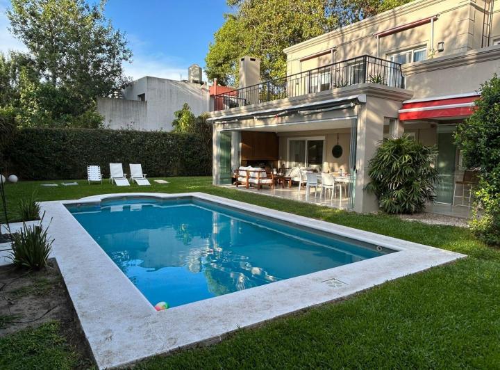 Casa · 350m² · 6 Ambientes · 5 Cocheras