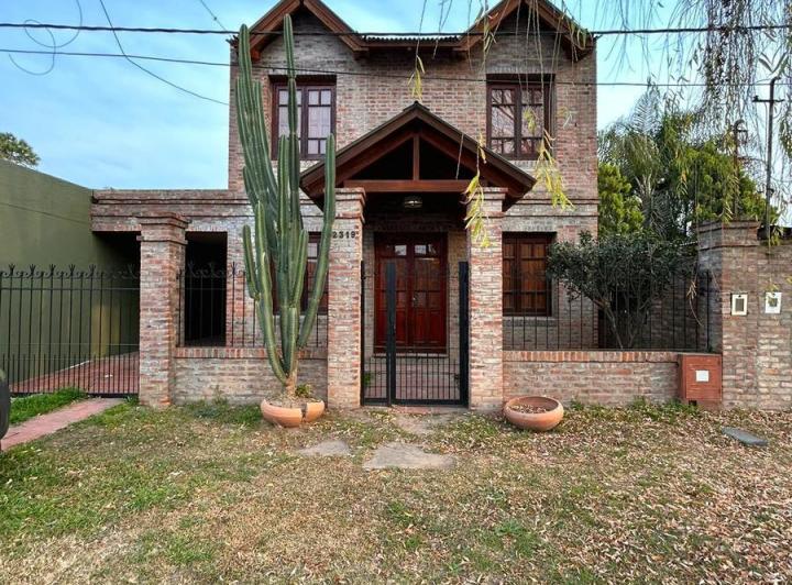 Casa · 180m² · 3 Dormitorios · 2 Cocheras