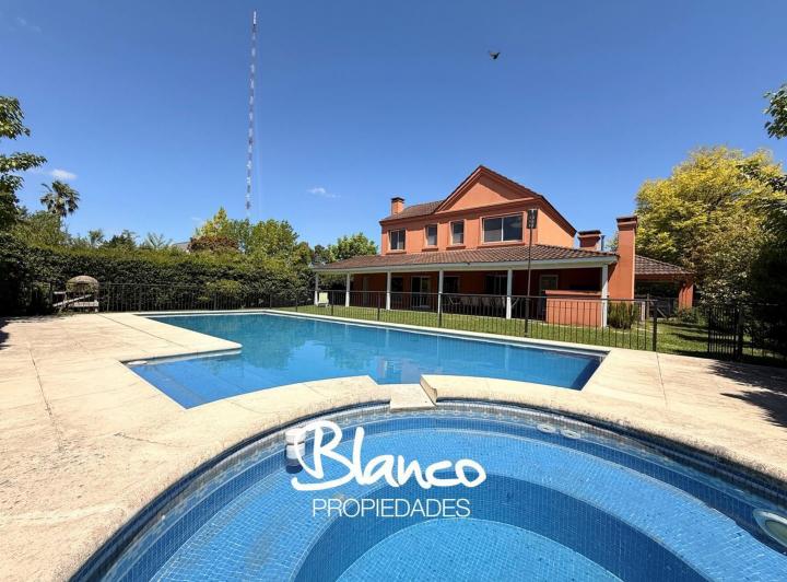 Casa · 215m² · 5 Ambientes · 1 Cochera