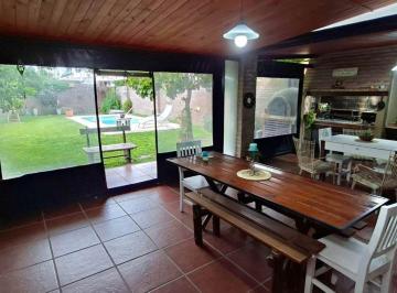 Casa · 105m² · 5 Ambientes · 4 Cocheras · Venta Casa 3 Dorm, Quincho y Pileta en Praderas