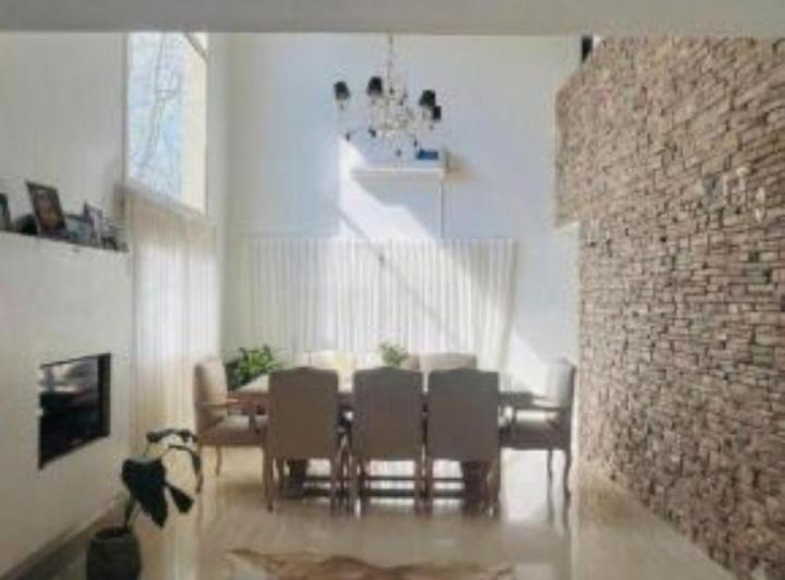Casa · 200m² · 5 Ambientes · 5 Cocheras