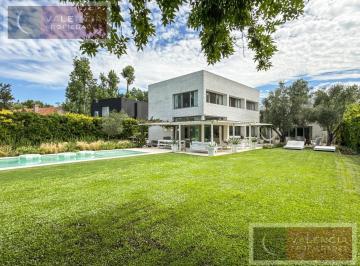 Casa · 240m² · 6 Ambientes · 1 Cochera · Impecable