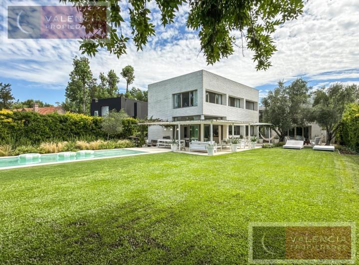 Casa · 240m² · 6 Ambientes · 1 Cochera