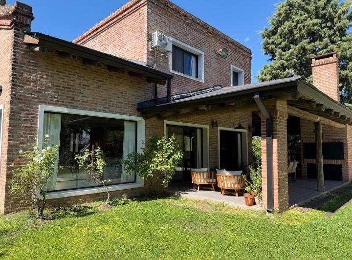 Casa · 220m² · 5 Ambientes · 5 Cocheras
