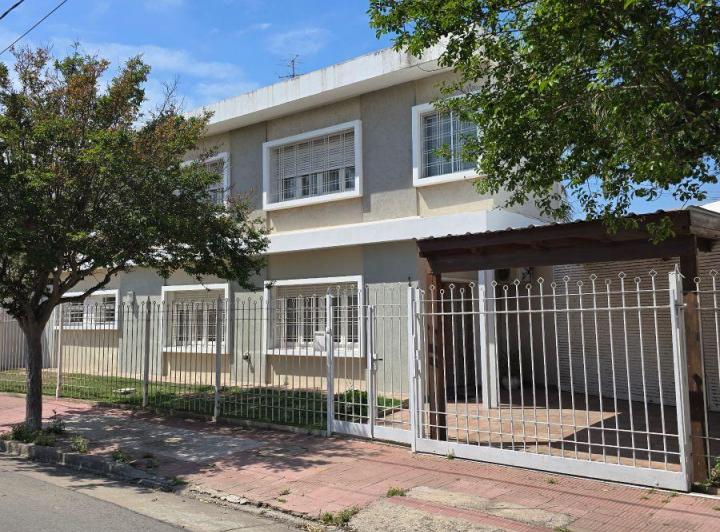 Casa · 196m² · 7 Ambientes · 2 Cocheras