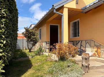 Casa · 80m² · 3 Ambientes · 1 Cochera · Casa en Alquiler en Bariloche 2 Dorm. Jardín
