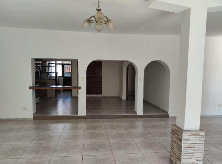 Casa · 180m² · 6 Ambientes · 1 Cochera
