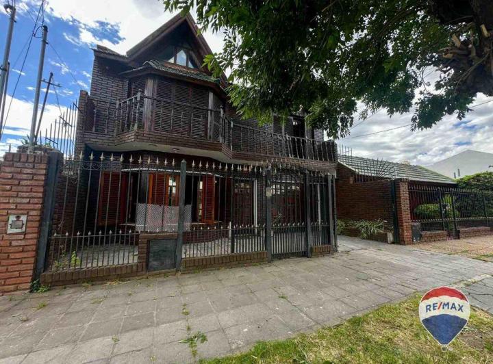 Casa · 171m² · 5 Ambientes · 2 Cocheras
