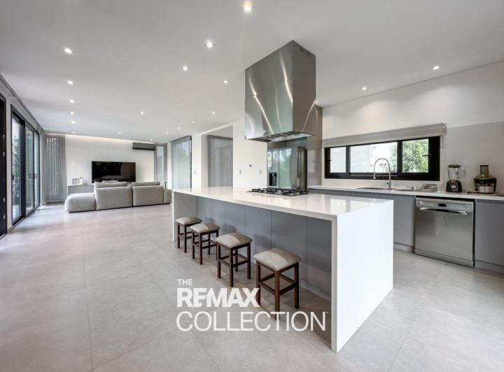 Casa · 290m² · 6 Ambientes · 2 Cocheras