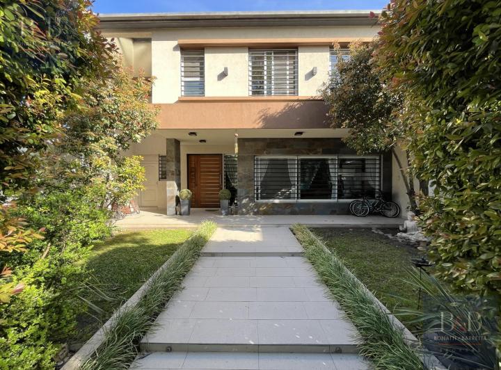 Casa · 253m² · 8 Ambientes · 2 Cocheras