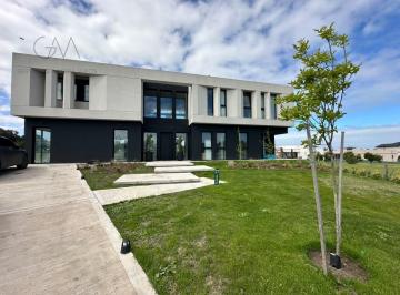 Casa · 350m² · 6 Ambientes · Casa en Alquiler por Temporada Barrio Casonas del Harás