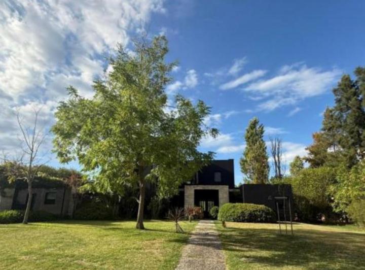 Casa · 650m² · 12 Ambientes · 8 Cocheras