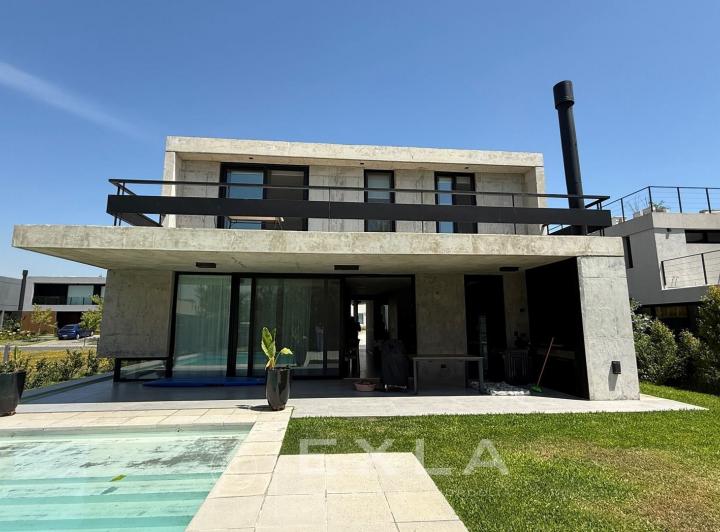 Casa · 230m² · 4 Ambientes · 4 Cocheras