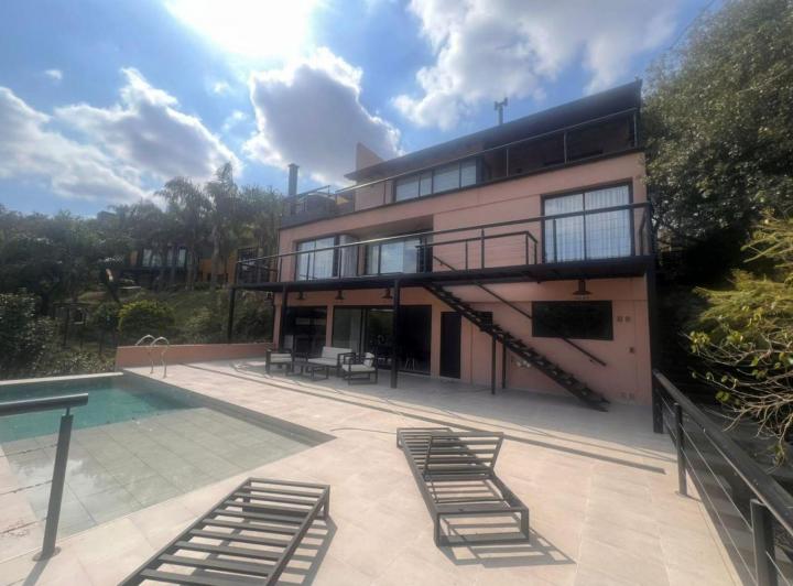Casa · 364m² · 4 Dormitorios · 2 Cocheras