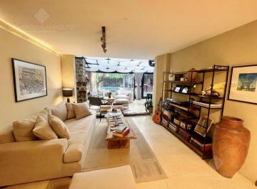 Casa · 320m² · 7 Ambientes · 2 Cocheras · Impecable Chalet - 5 Dorm - 6 Baños y Dependencia en La Mejor Zona de Adrogue - Apto Crédito!