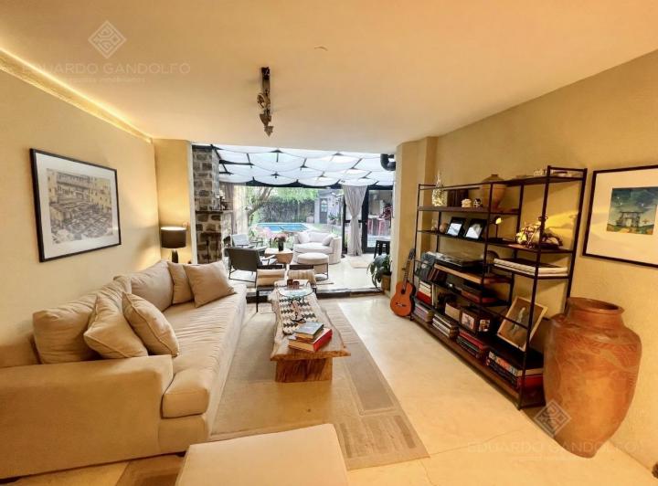 Casa · 320m² · 7 Ambientes · 2 Cocheras