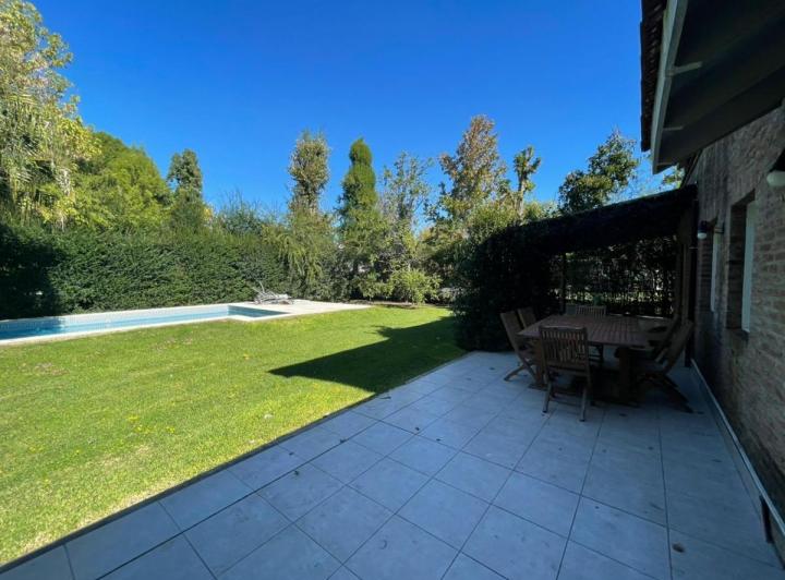 Casa · 180m² · 3 Ambientes · 5 Cocheras