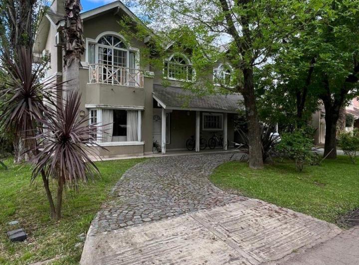 Casa · 209m² · 5 Ambientes · 1 Cochera