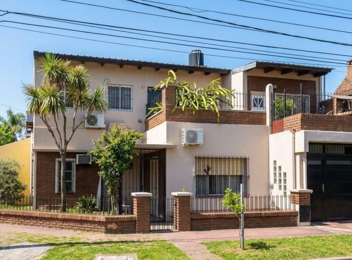 Casa · 126m² · 5 Ambientes · 2 Cocheras