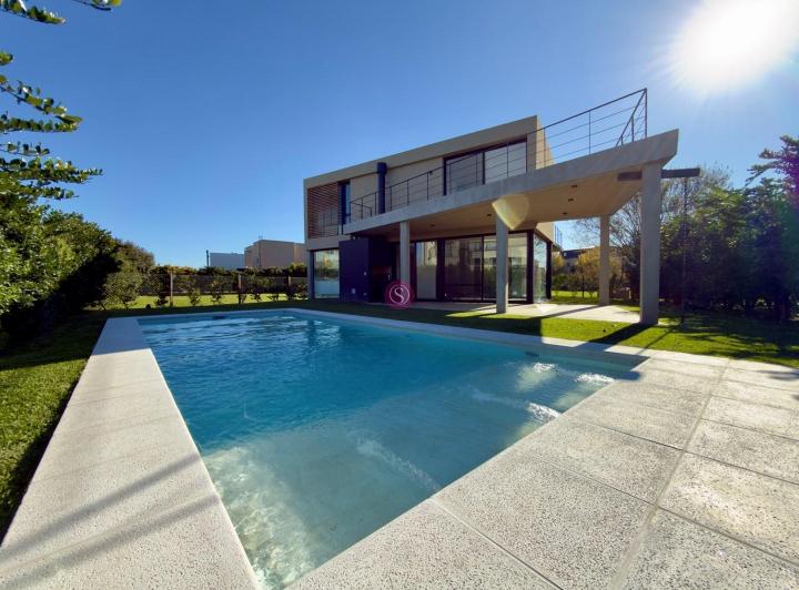 Casa · 234m² · 6 Ambientes · 4 Cocheras