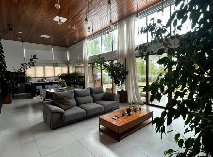 Casa · 268m² · 4 Ambientes · 6 Cocheras