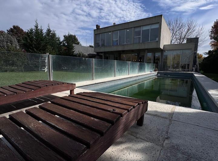 Casa · 700m² · 4 Ambientes · 1 Cochera