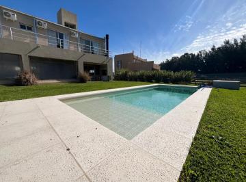 Casa · 240m² · 5 Ambientes · 4 Cocheras · Casa de 5 Ambientes en Alquiler